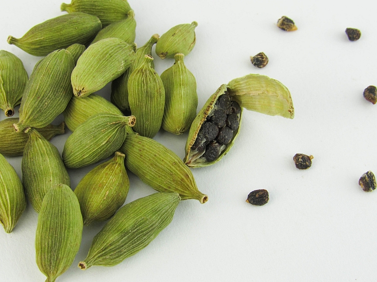 green cardamom pods