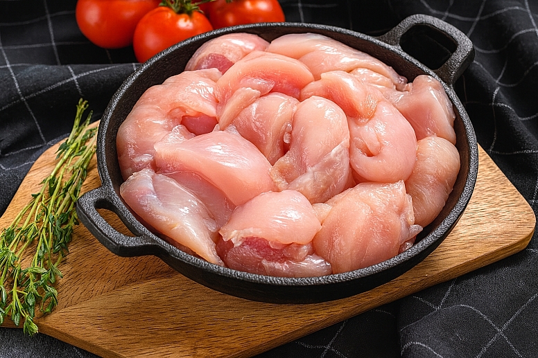 raw chicken with thyme and tomatoes